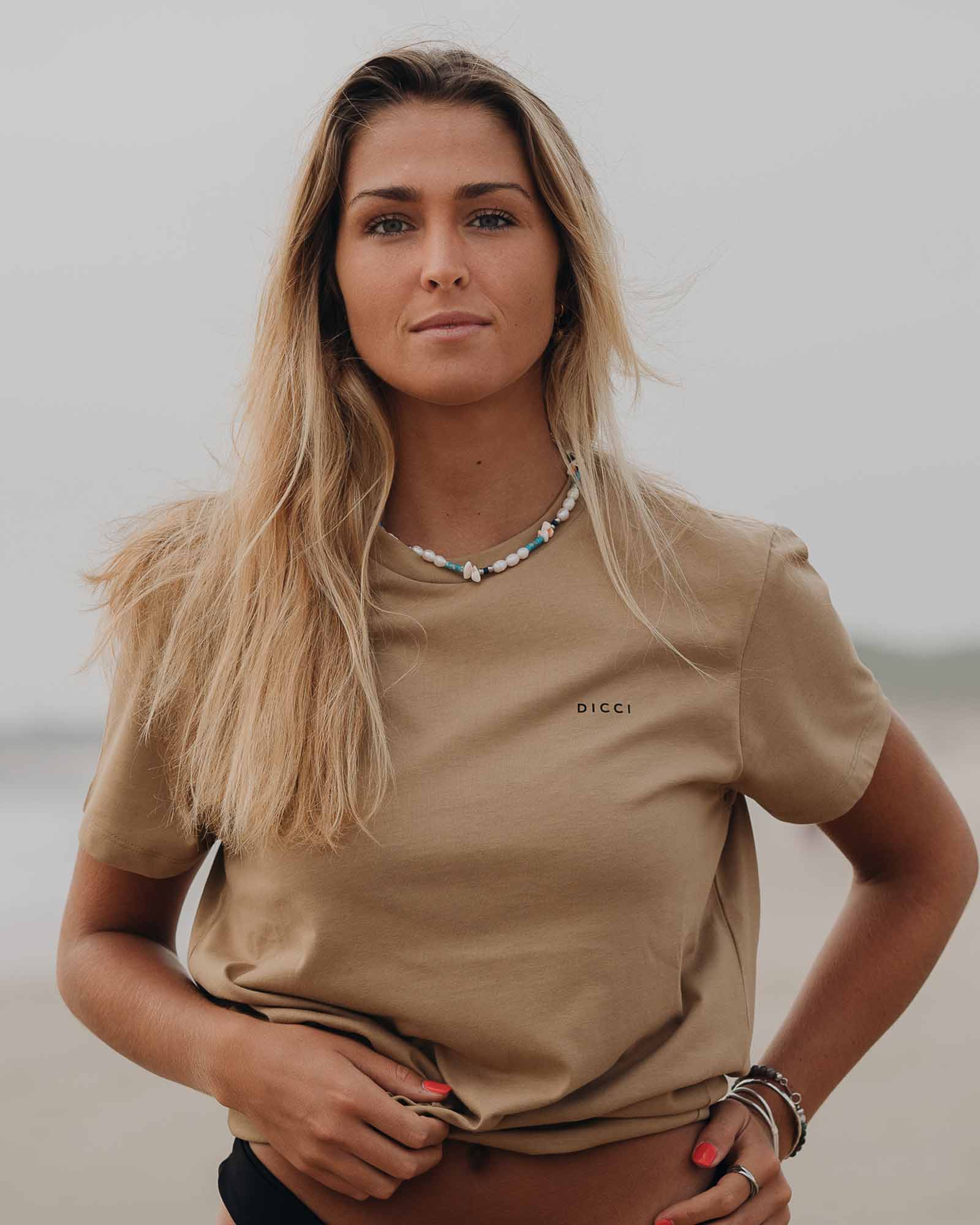 Colar Pérolas e Conchas 'Cabo' no pescoço da modelo - Colares Unissex - Joias Online - Dicci