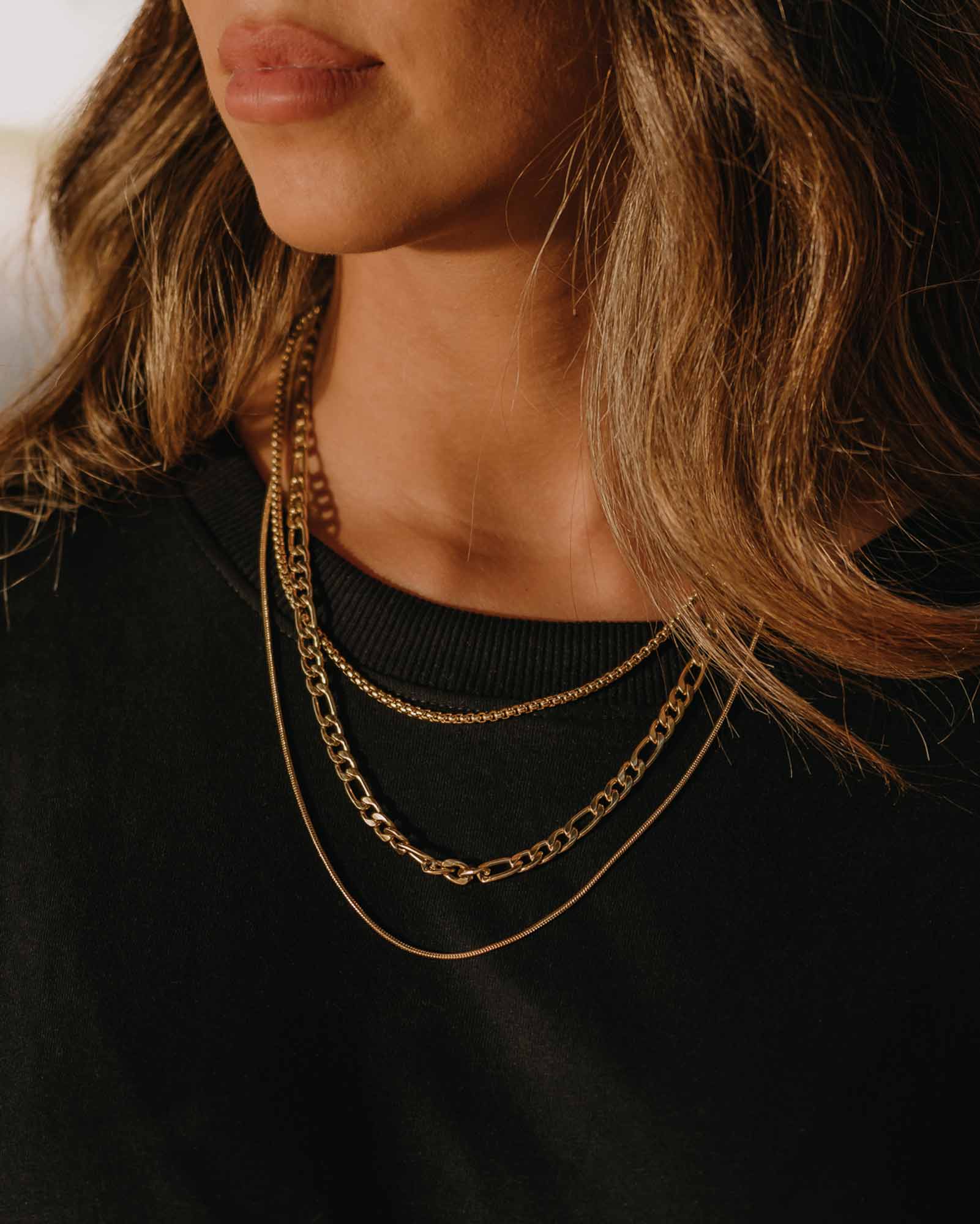 Namibia - Golden Steel Necklace 'Namibia' on the models neck - Golden Chain - Online Unissex Jewelry - Dicci
