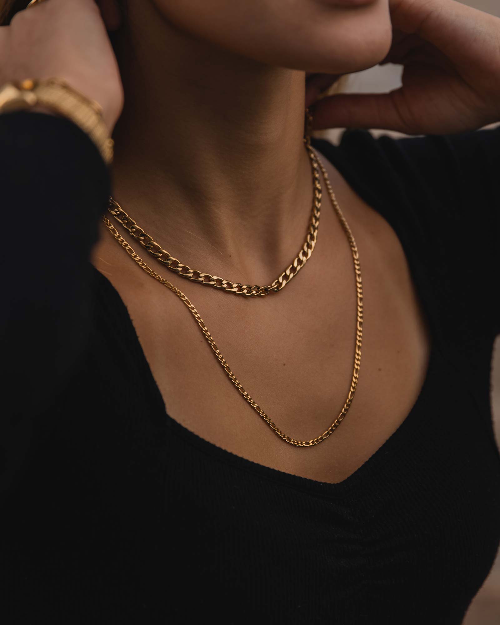 Oia - colar em aço dourado com elos 3*1 no pescoço da modelo - Corrente Dourada - Joias Unissexo Online - Dicci 