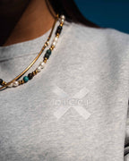 Felpa grigia con logo ricamato sul corpo della modella - Regular fit - Felpas Unisex Online - Dicci
