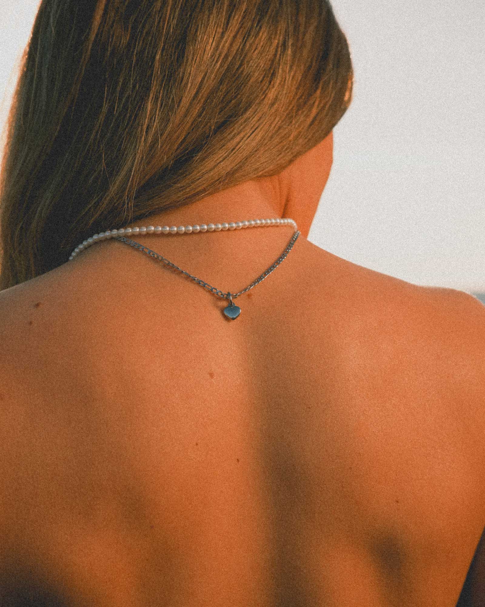 Heart - Collar de Acero Inoxidable en el cuello de la modelo - Joyería Unisexo Online - Dicci