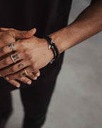 Formosa - Pulsera de Piedras Naturales - piedras de ónix negro y piedras de lapislázuli, con un cierre de acero inoxidable en la muñeca del modelo - Joyería Unisex Online - Dicci