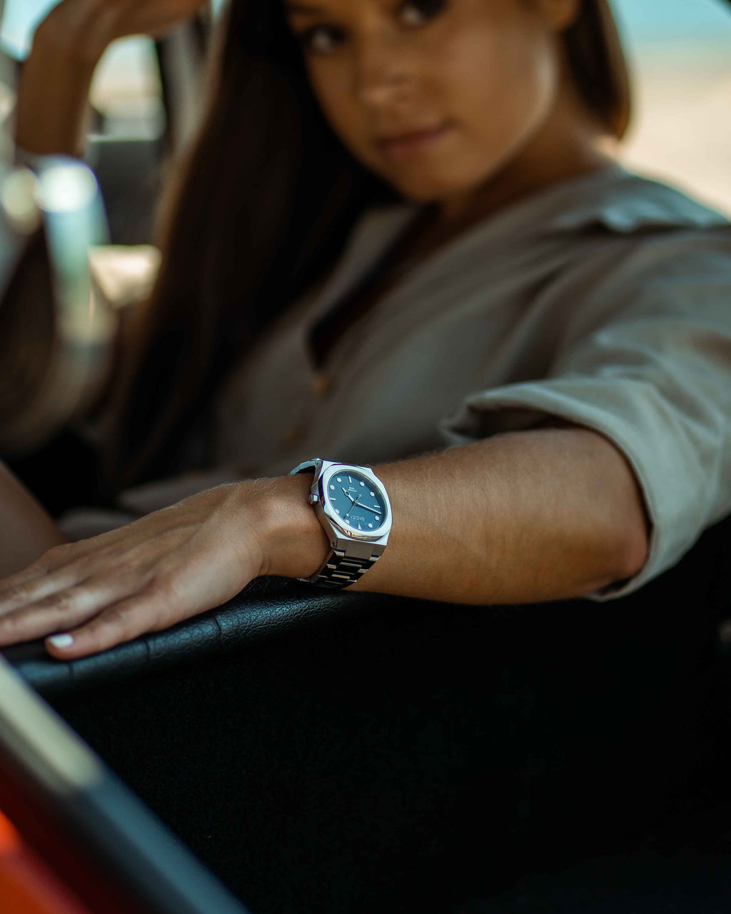 Relógio Heritage - Visor Azul no pulso da modelo - Relógios Unissexo Online - Dicci