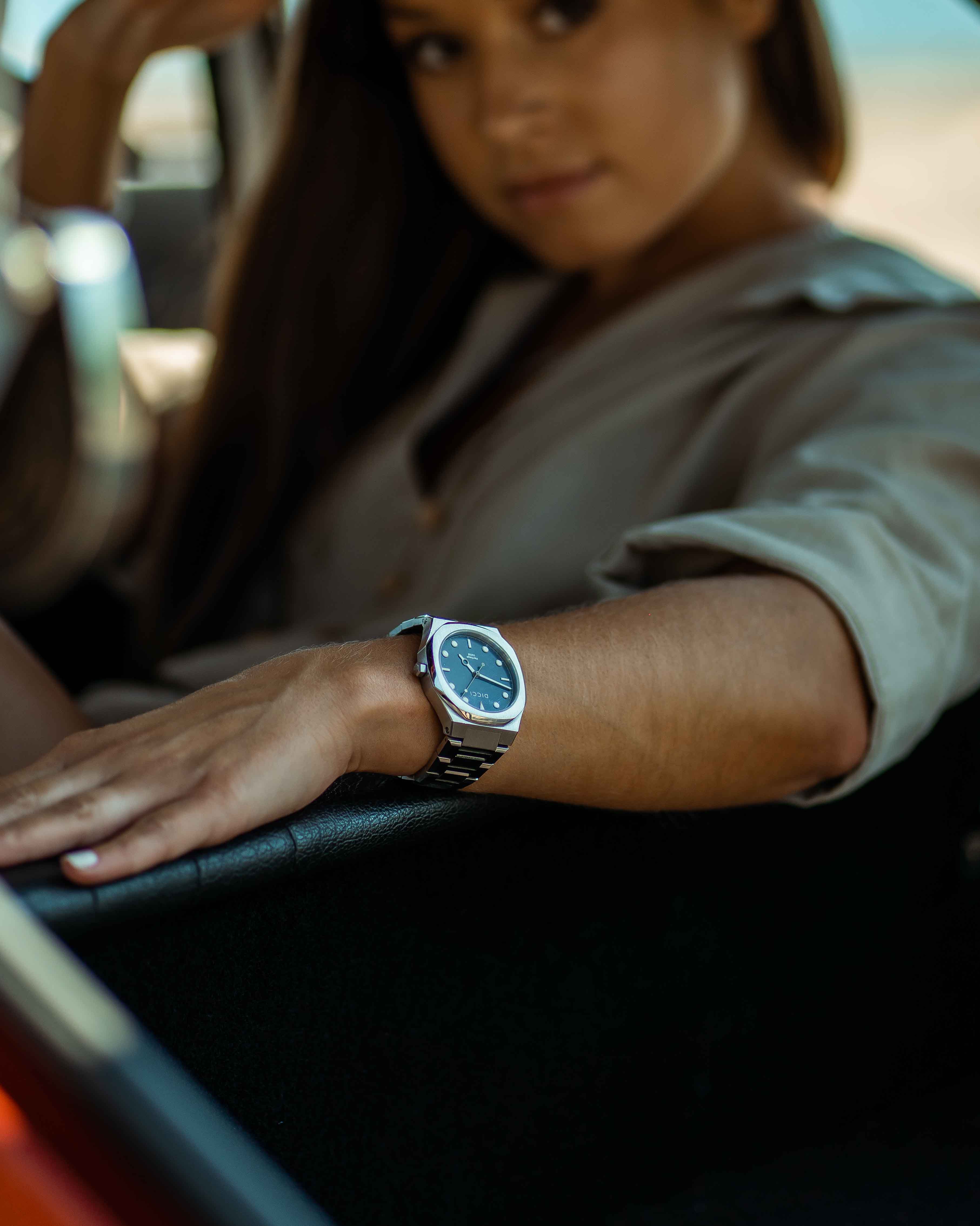 Relógio Heritage - Visor Azul no pulso da modelo - Relógios Unissexo Online - Dicci