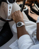 Relógio Heritage Black dial no pulso do modelo - Relógios Unisexo Online - Dicci