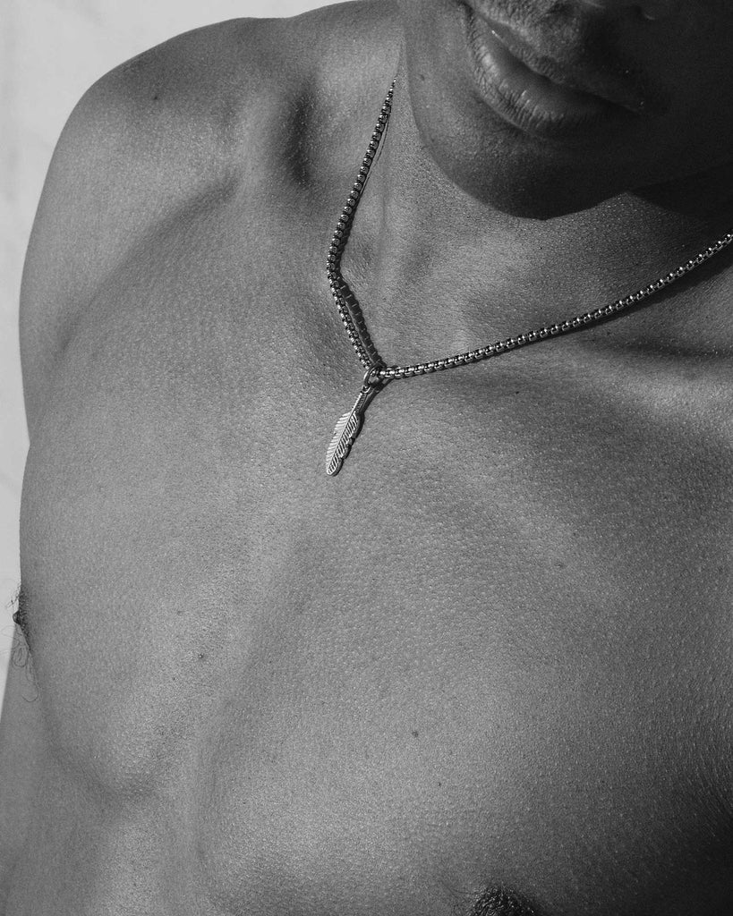 Plume - Necklace in Stainless Steel with feather pendant on the models neck - Necklaces with pendant - Online Unissex Jewelry - Dicci