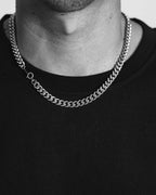 silver collar de acero inoxidable en el cuello del modelo - Joyería Unisexo Online - Dicci