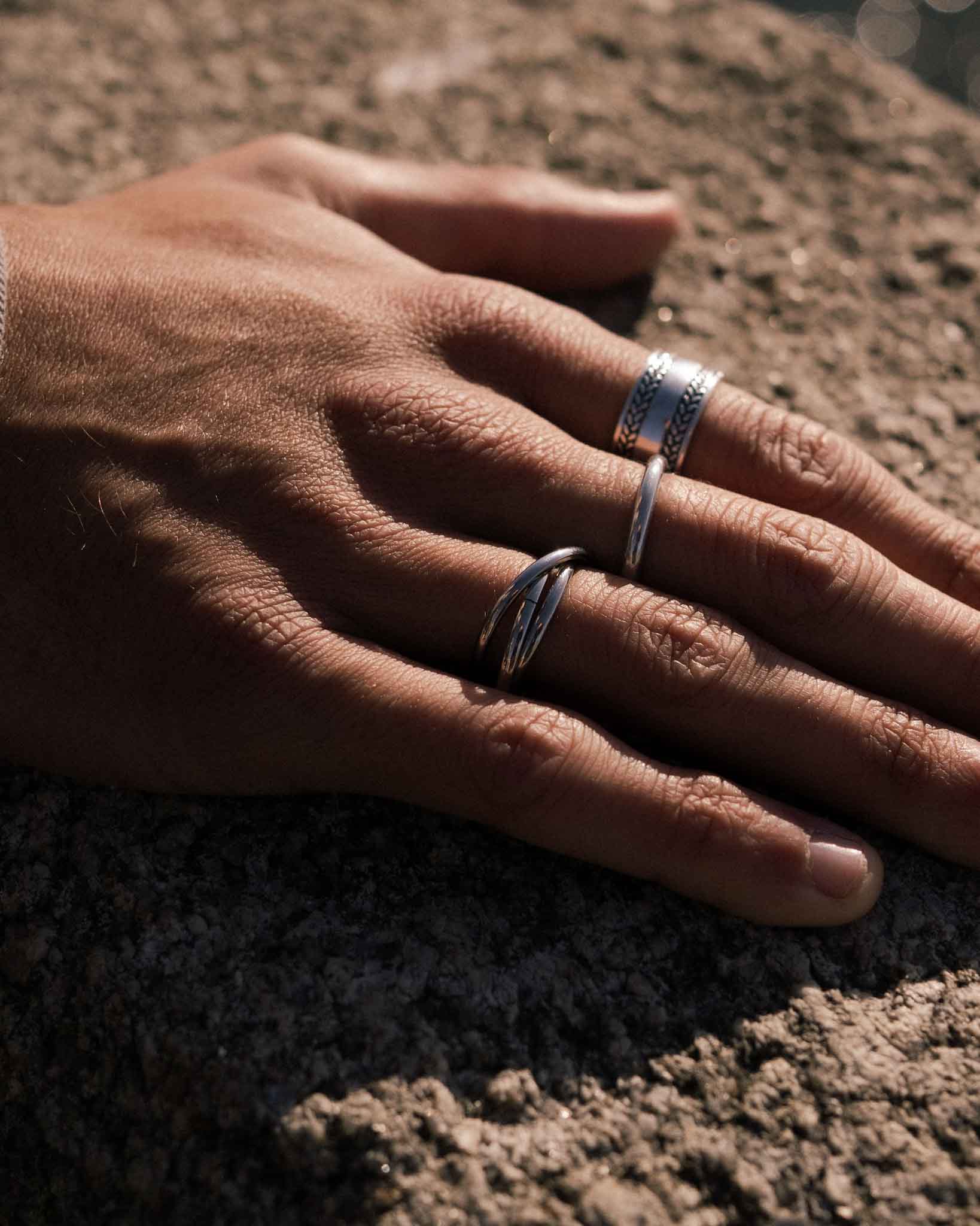 saturn - anel de aco inoxidavel para homem e mulher no dedo do modelo - joias unissexo online - dicci