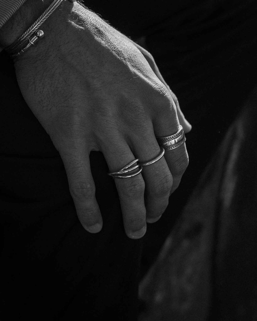 saturn - anillo de acero inoxidable para hombre e mujer en el dedo del modelo - joyería unisexo online - dicci