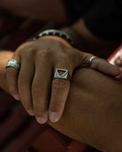 Triangle - Anillo de Plata Esterlina 'Triángulo' en el dedo del modelo - Joyería Unisexo Online - Dicci